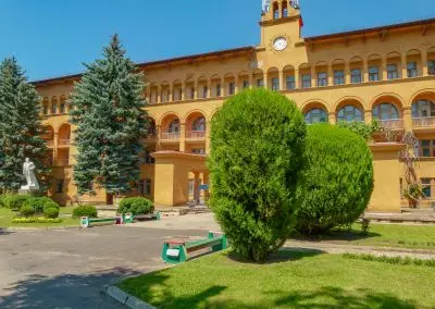 Территория в санатории Москва в городе Кисловодске - фотография