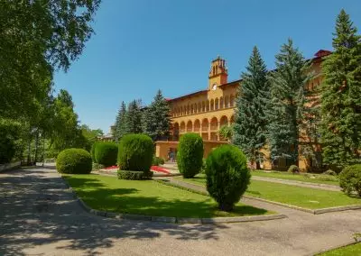 Территория в санатории Москва в городе Кисловодске - фотография