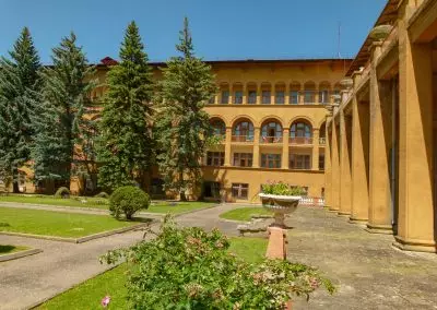 Территория в санатории Москва в городе Кисловодске - фотография