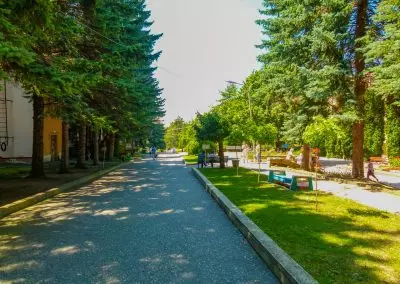 Территория в санатории Москва в городе Кисловодске - фотография