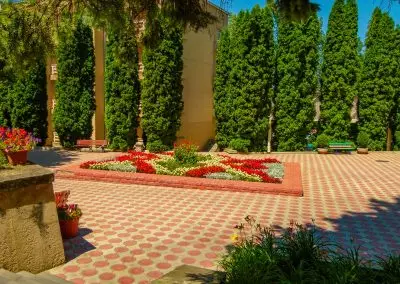 Территория в санатории Москва в городе Кисловодске - фотография