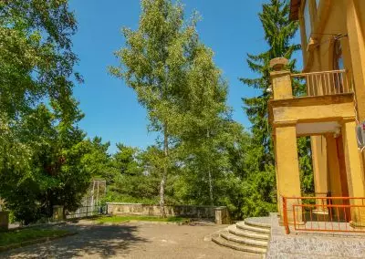 Территория в санатории Москва в городе Кисловодске - фотография