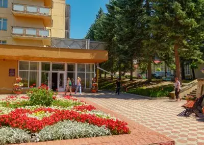 Территория в санатории Москва в городе Кисловодске - фотография