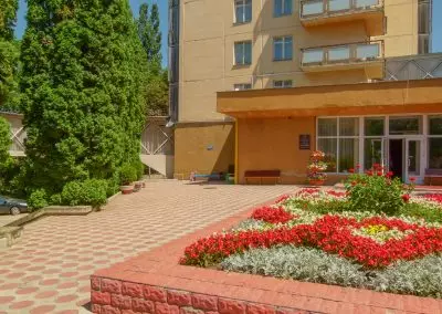 Территория в санатории Москва в городе Кисловодске - фотография