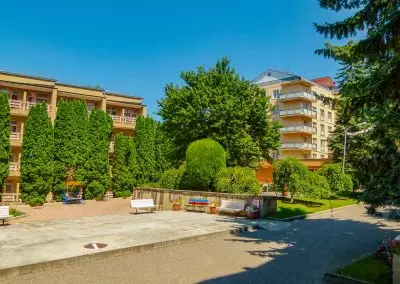 Территория в санатории Москва в городе Кисловодске - фотография