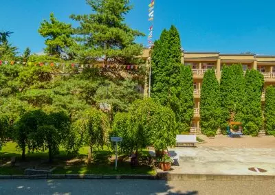 Территория в санатории Москва в городе Кисловодске - фотография