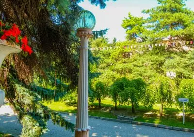 Территория в санатории Москва в городе Кисловодске - фотография