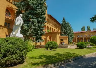 Территория в санатории Москва в городе Кисловодске - фотография