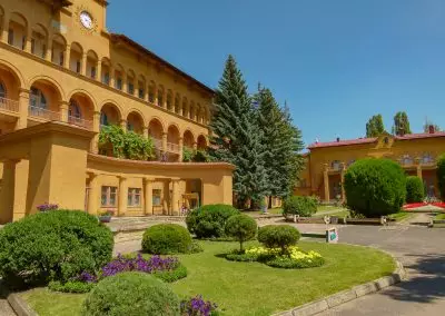 Территория в санатории Москва в городе Кисловодске - фотография