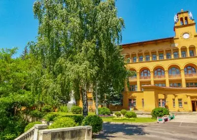 Территория в санатории Москва в городе Кисловодске - фотография