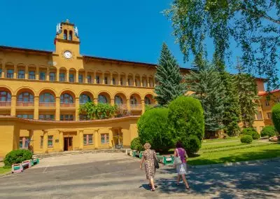 Территория в санатории Москва в городе Кисловодске - фотография