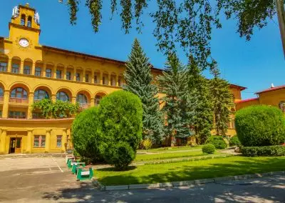 Территория в санатории Москва в городе Кисловодске - фотография