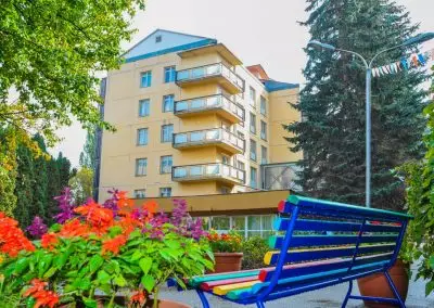 Территория в санатории Москва в городе Кисловодске - фотография