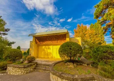 Территория в санатории Москва в городе Кисловодске - фотография