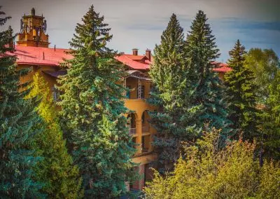 Территория в санатории Москва в городе Кисловодске - фотография