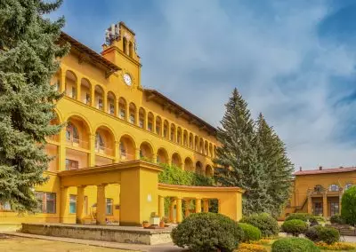 Территория в санатории Москва в городе Кисловодске - фотография