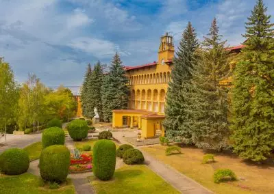 Территория в санатории Москва в городе Кисловодске - фотография