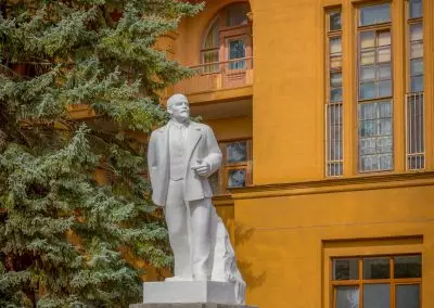 Памятник В.И.Ленину на территории в санатории Москва в городе Кисловодске - фотография
