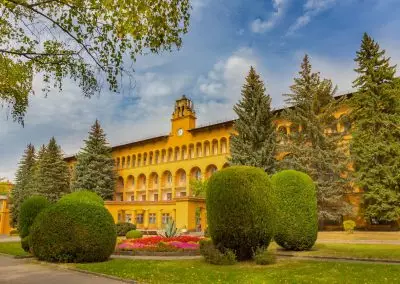 Территория в санатории Москва в городе Кисловодске - фотография