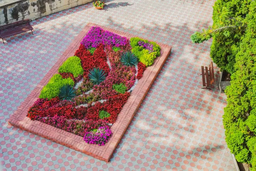 Территория в санатории Москва в городе Кисловодске - фотография